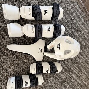 Tusah White Martial Arts Gear Set